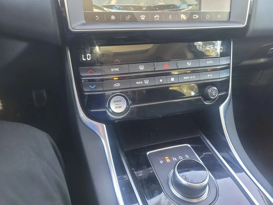 2019 Jaguar XE - Image 12 of 20