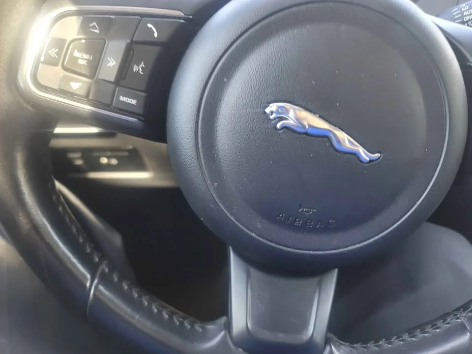 2019 Jaguar XE - Image 11 of 20