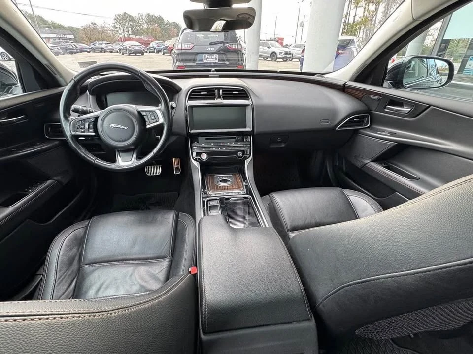 2019 Jaguar XE - Image 9 of 14