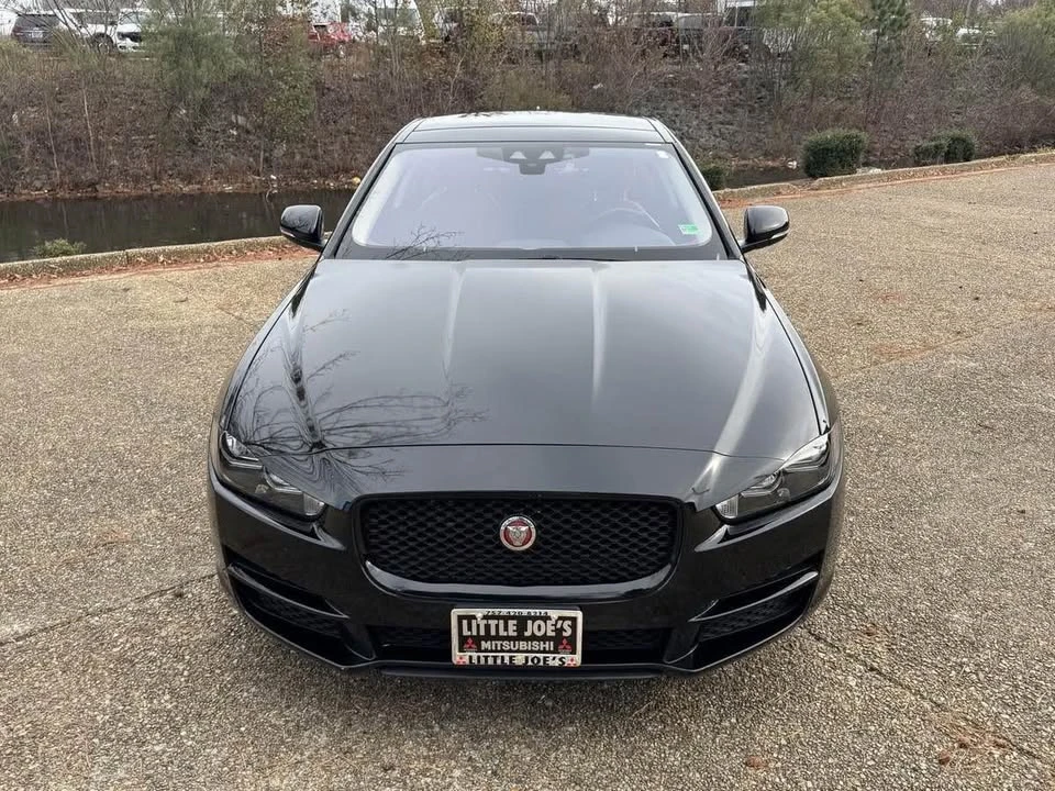 2019 Jaguar XE - Image 8 of 14