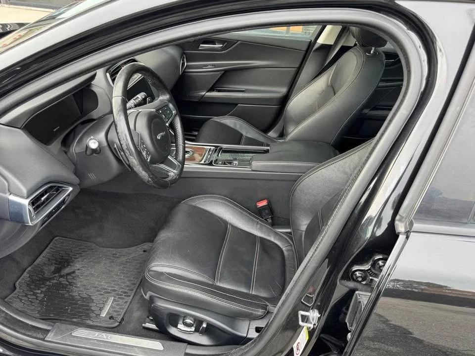 2019 Jaguar XE - Image 10 of 14