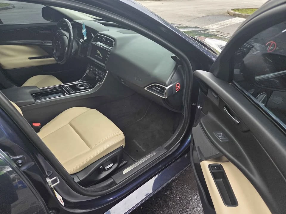 2019 Jaguar XE - Image 10 of 15