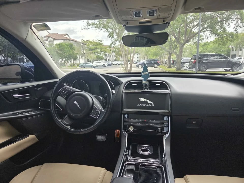 2019 Jaguar XE - Image 9 of 15