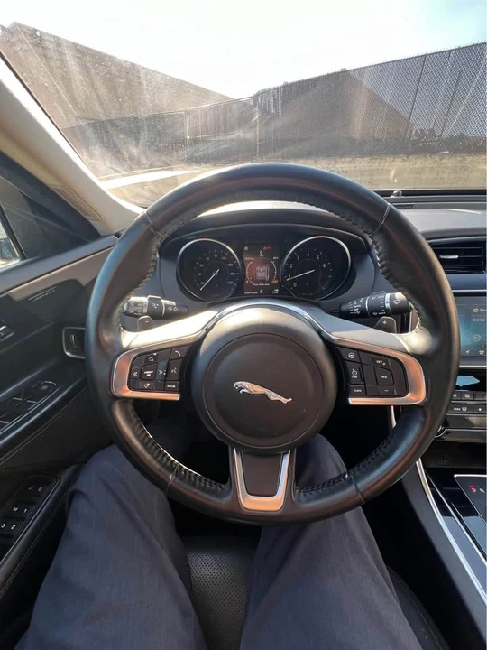 2019 Jaguar XE - Image 6 of 6