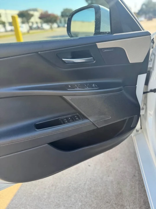 2019 Jaguar XE - Image 5 of 8