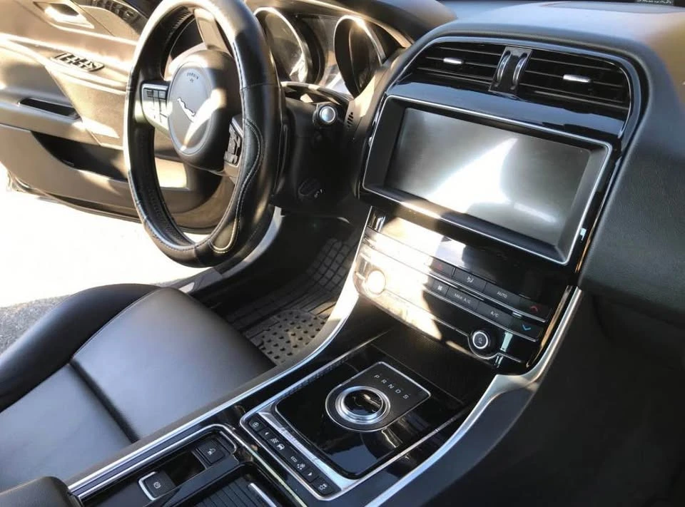 2019 Jaguar XE - Image 5 of 14