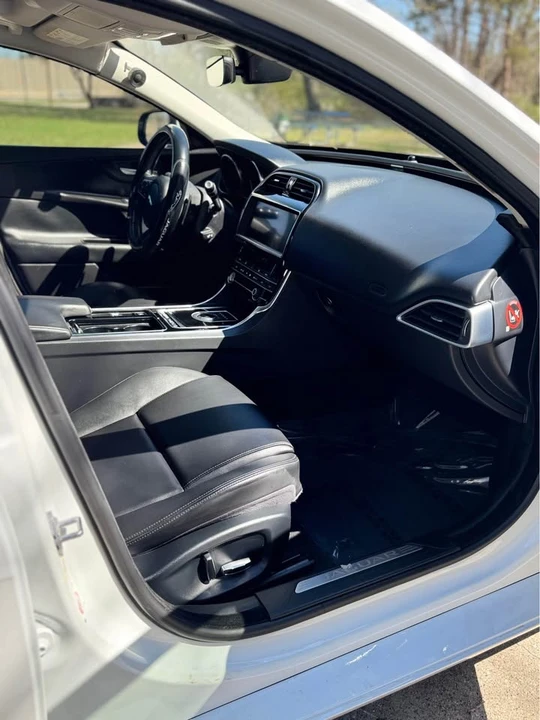 2019 Jaguar XE - Image 9 of 19