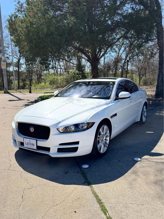 2019 Jaguar XE - Image 8 of 19