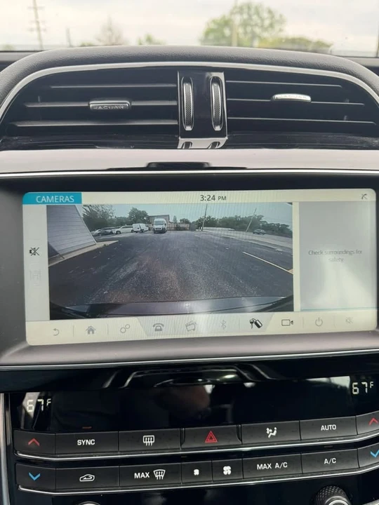 2019 Jaguar XE - Image 15 of 20