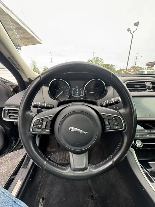 2019 Jaguar XE - Image 11 of 20