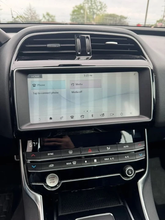 2019 Jaguar XE - Image 14 of 20