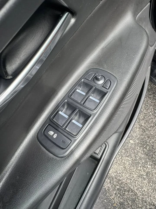 2019 Jaguar XE - Image 8 of 20