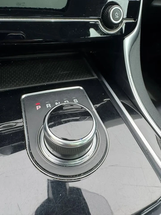 2019 Jaguar XE - Image 17 of 20