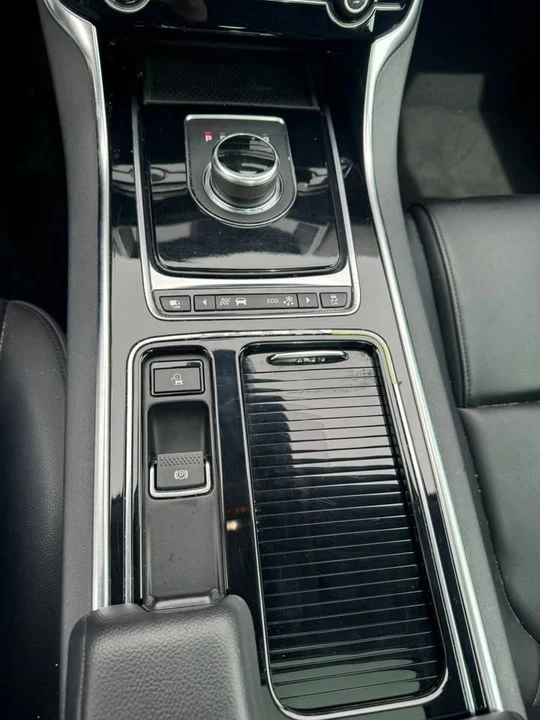 2019 Jaguar XE - Image 16 of 20