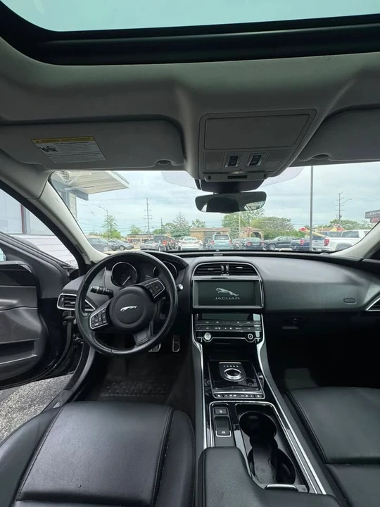 2019 Jaguar XE - Image 10 of 20
