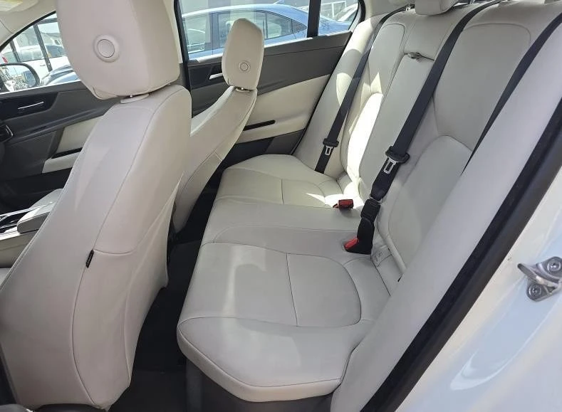 2019 Jaguar XE - Image 9 of 10