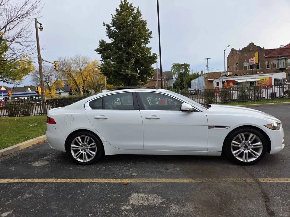2019 Jaguar XE - Image 4 of 14