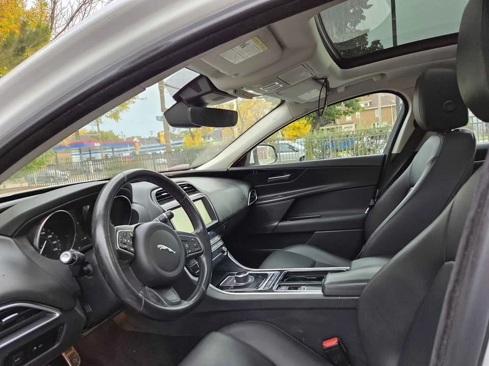 2019 Jaguar XE - Image 9 of 14