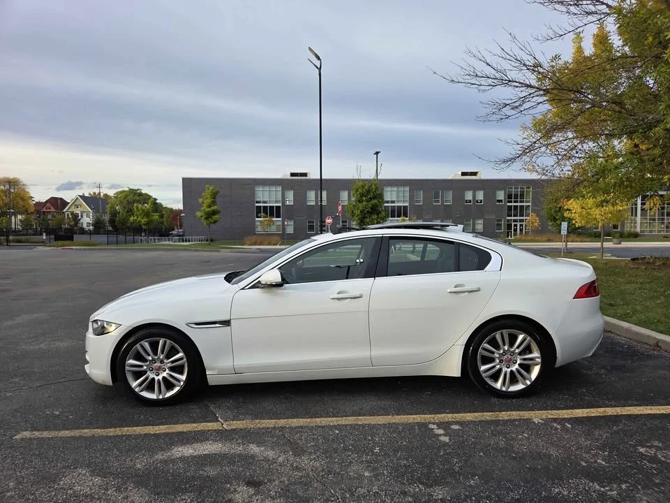2019 Jaguar XE - Image 5 of 14
