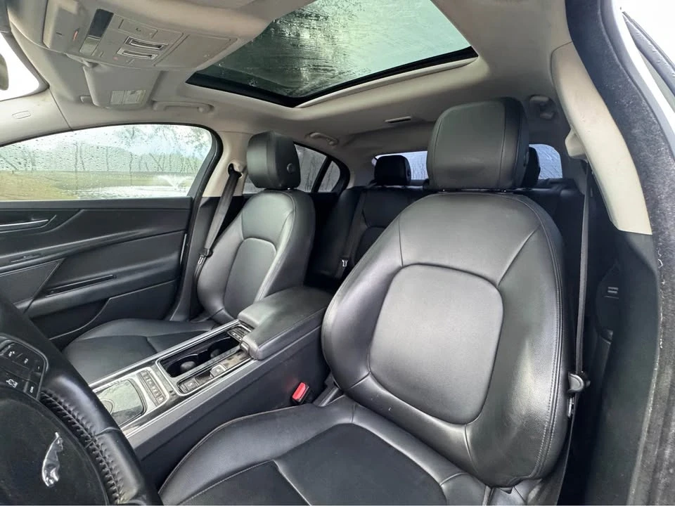 2019 Jaguar XE - Image 6 of 8