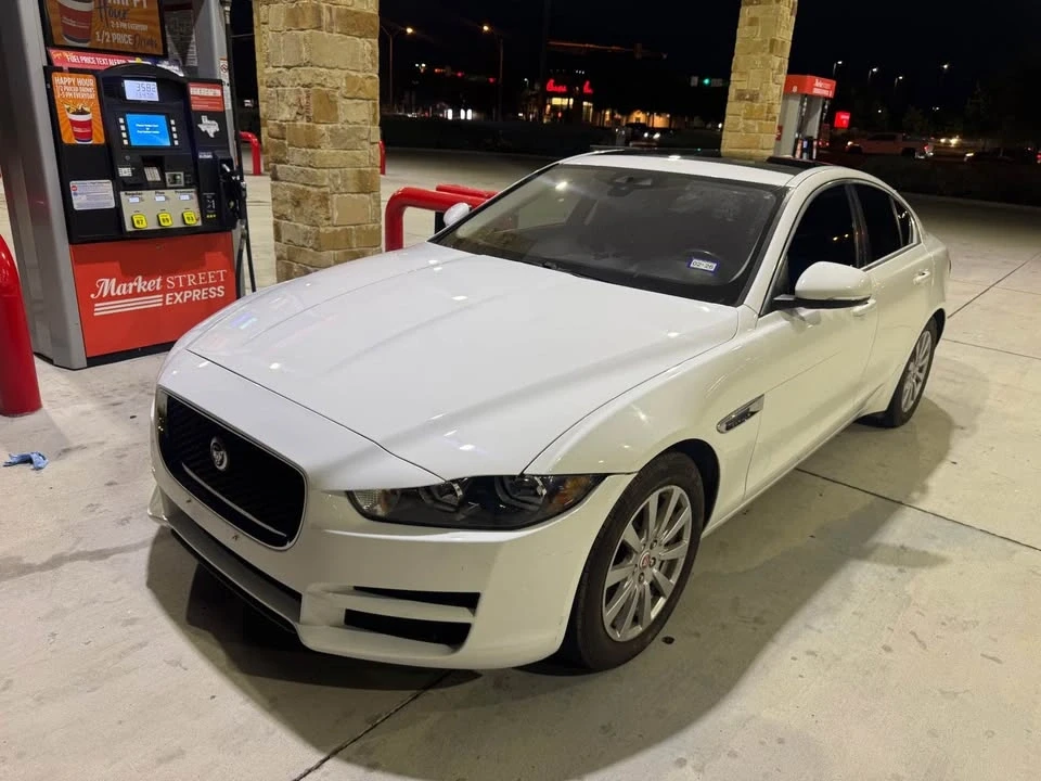 2019 Jaguar XE - Image 7 of 8