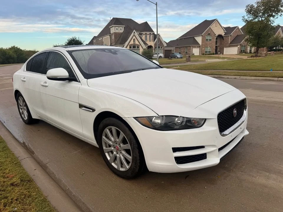 2019 Jaguar XE - Image 2 of 8