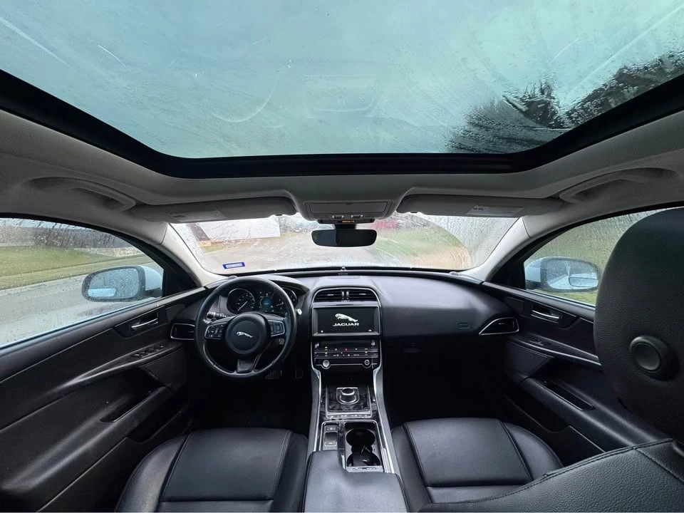 2019 Jaguar XE - Image 5 of 8