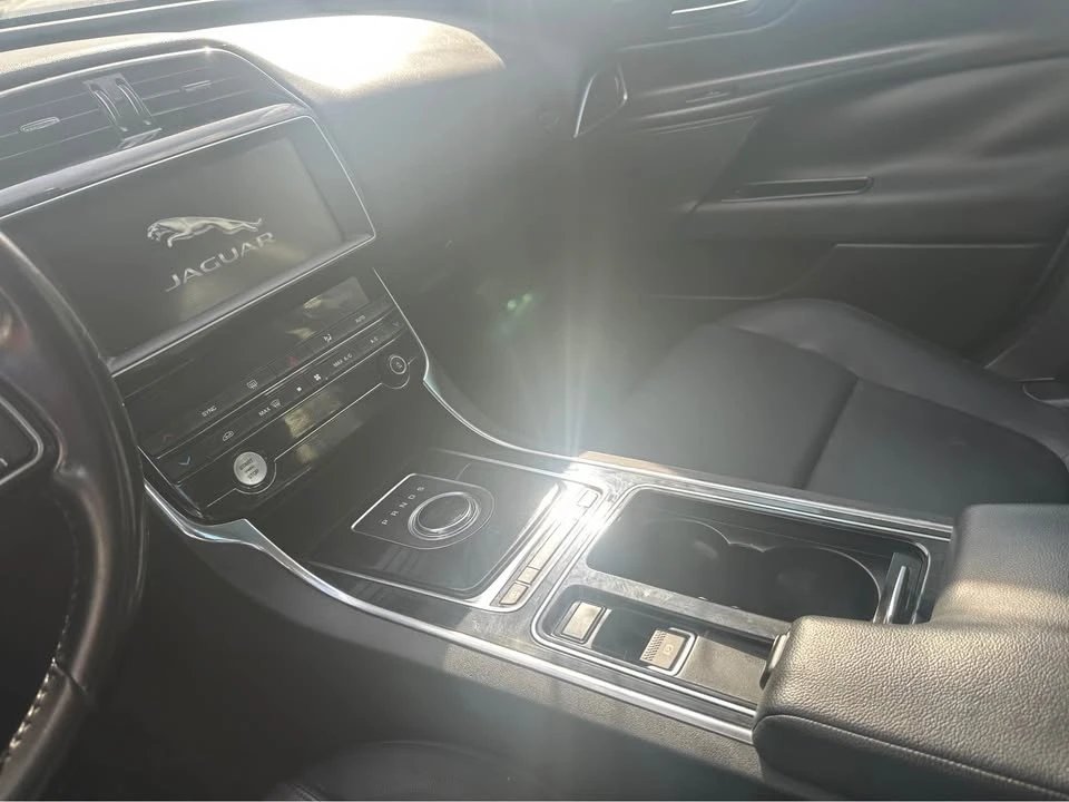 2019 Jaguar XE - Image 9 of 11