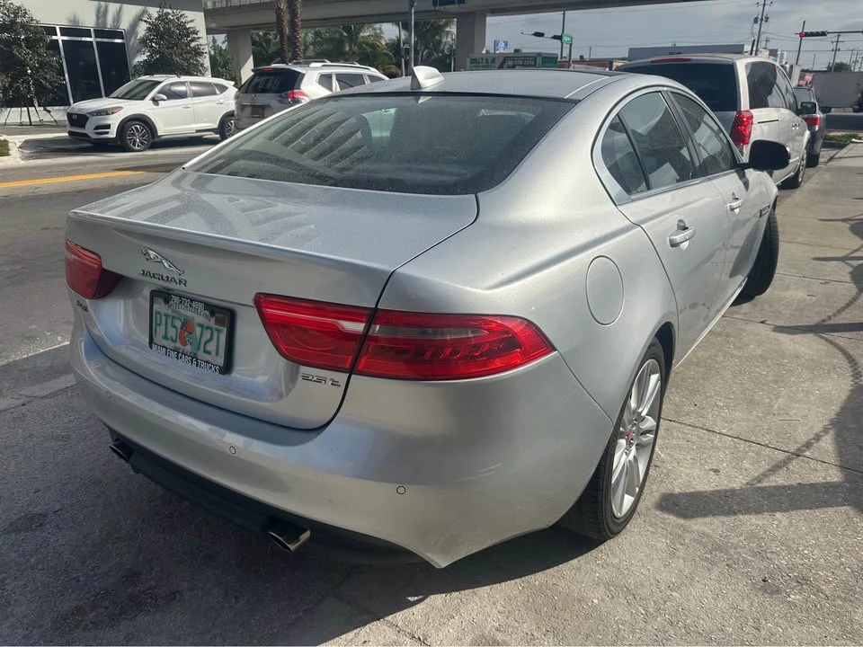 2019 Jaguar XE - Image 4 of 11
