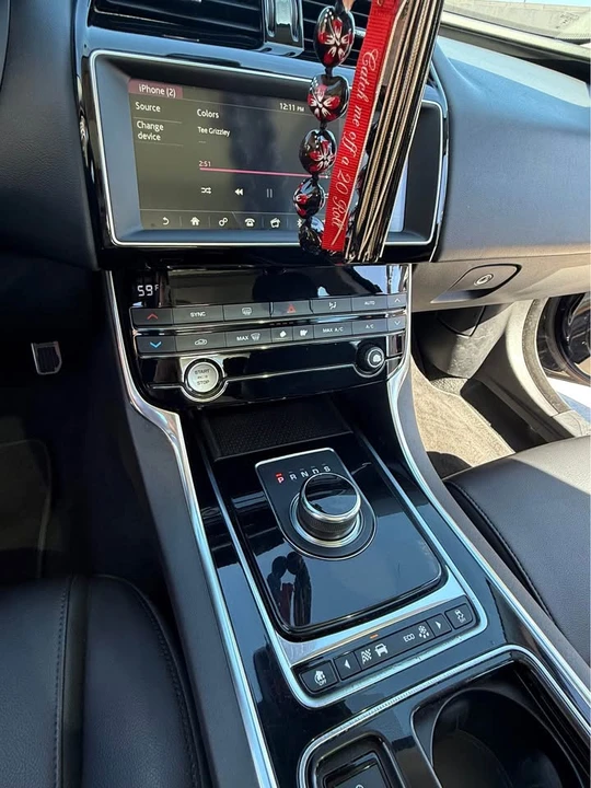 2019 Jaguar XE - Image 11 of 12