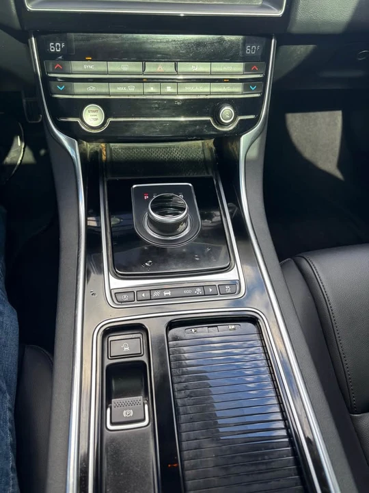 2019 Jaguar XE - Image 13 of 14