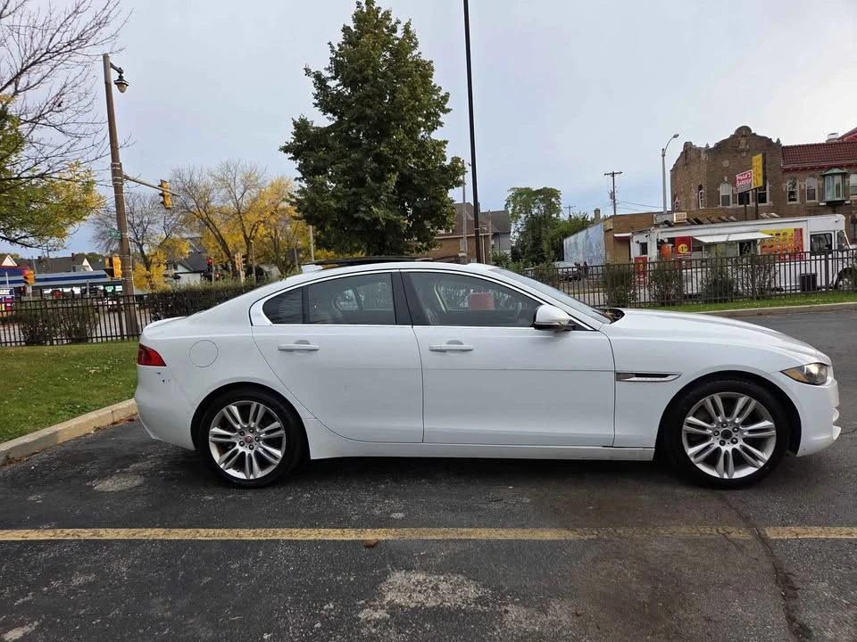 2019 Jaguar XE - Image 13 of 15