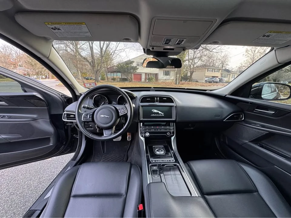 2019 Jaguar XE - Image 11 of 20