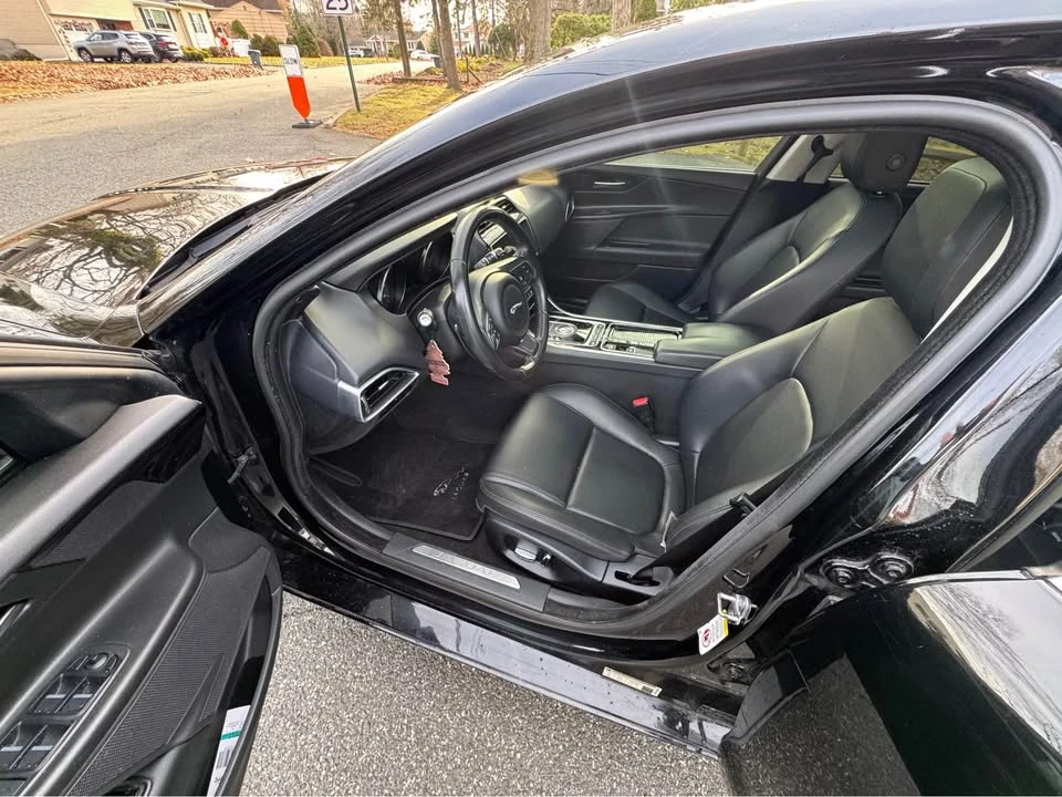 2019 Jaguar XE - Image 10 of 20