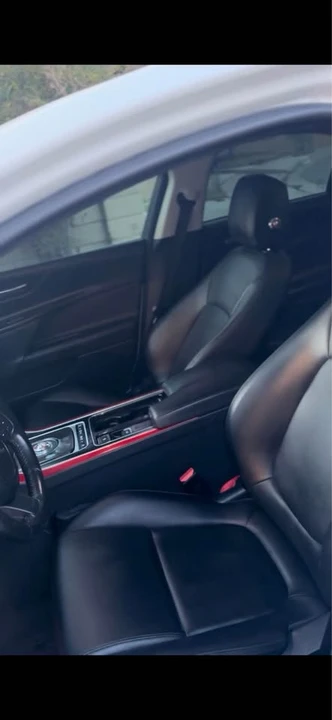 2019 Jaguar XE - Image 4 of 9