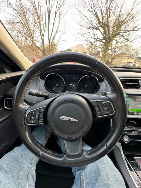 2019 Jaguar XE - Image 16 of 16