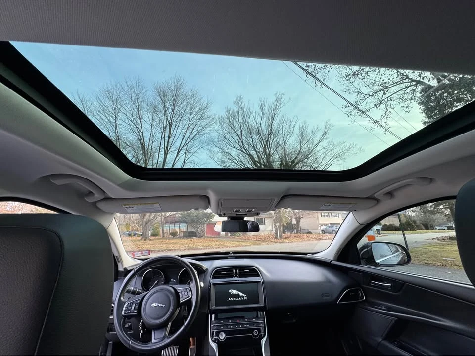 2019 Jaguar XE - Image 11 of 17
