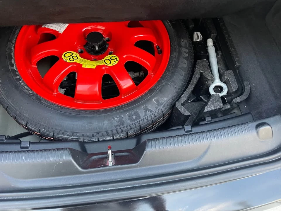 2019 Jaguar XE - Image 8 of 14