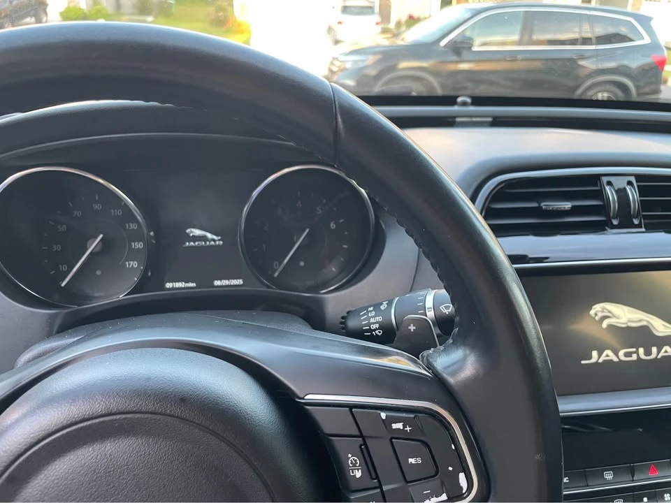 2019 Jaguar XE - Image 5 of 14