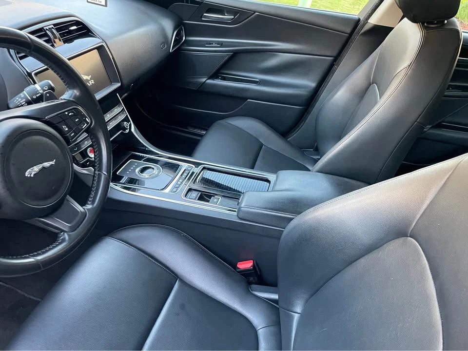 2019 Jaguar XE - Image 7 of 14