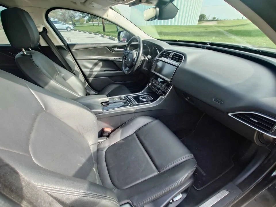 2019 Jaguar XE - Image 9 of 14