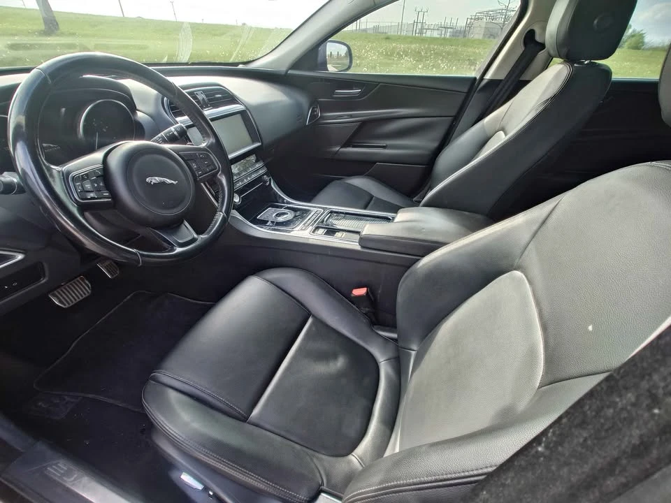 2019 Jaguar XE - Image 14 of 14