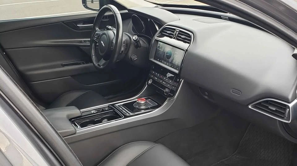 2019 Jaguar XE - Image 4 of 16