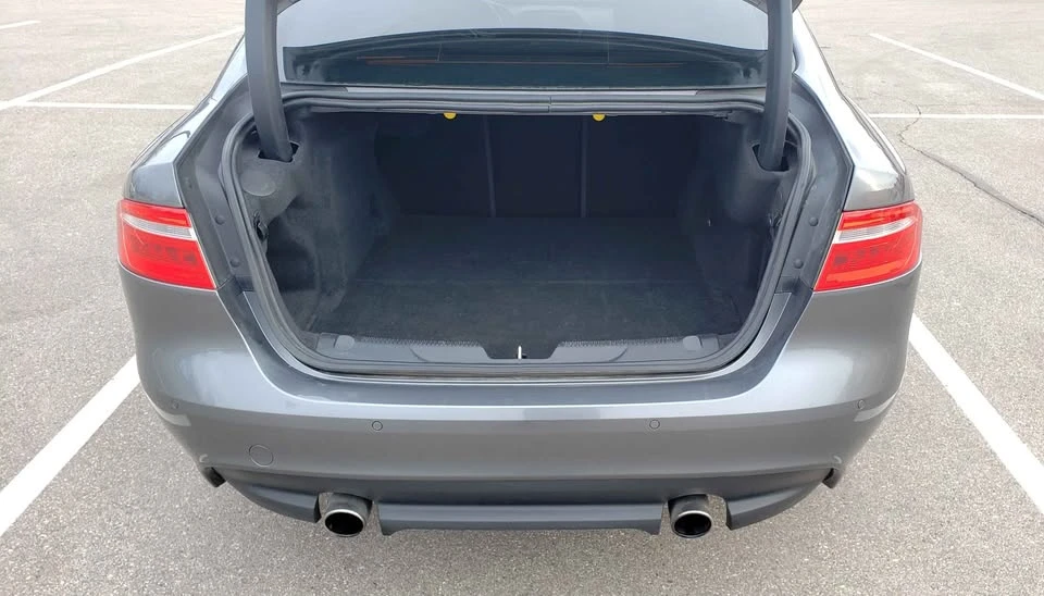 2019 Jaguar XE - Image 11 of 16