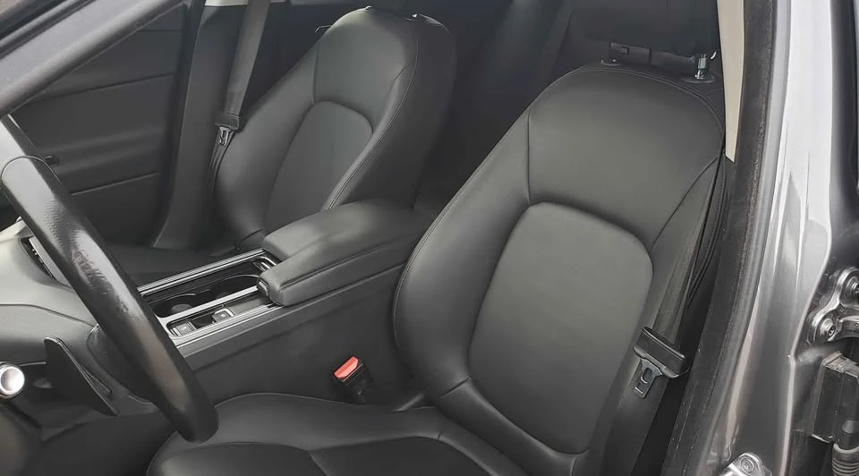 2019 Jaguar XE - Image 9 of 16