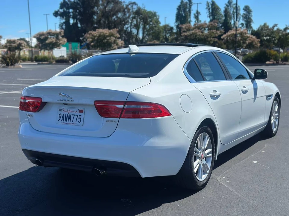 2019 Jaguar XE - Image 3 of 8