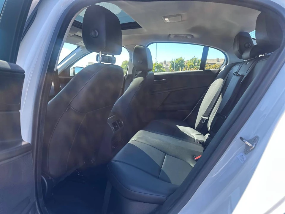 2019 Jaguar XE - Image 8 of 8