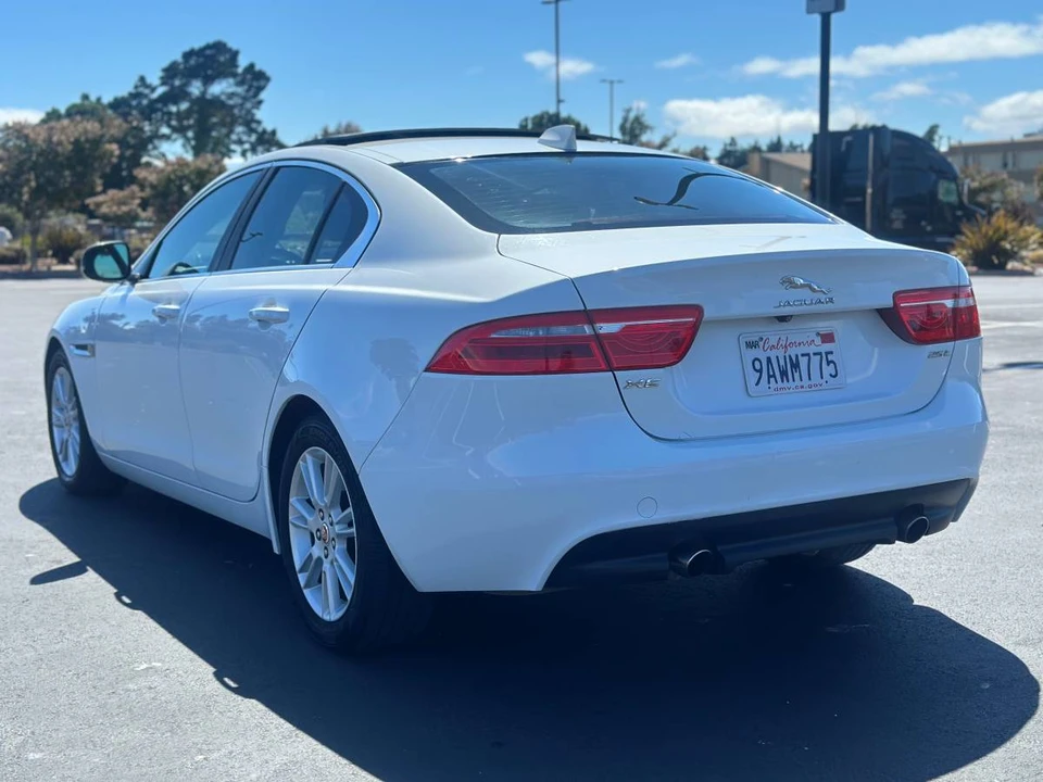2019 Jaguar XE - Image 4 of 8