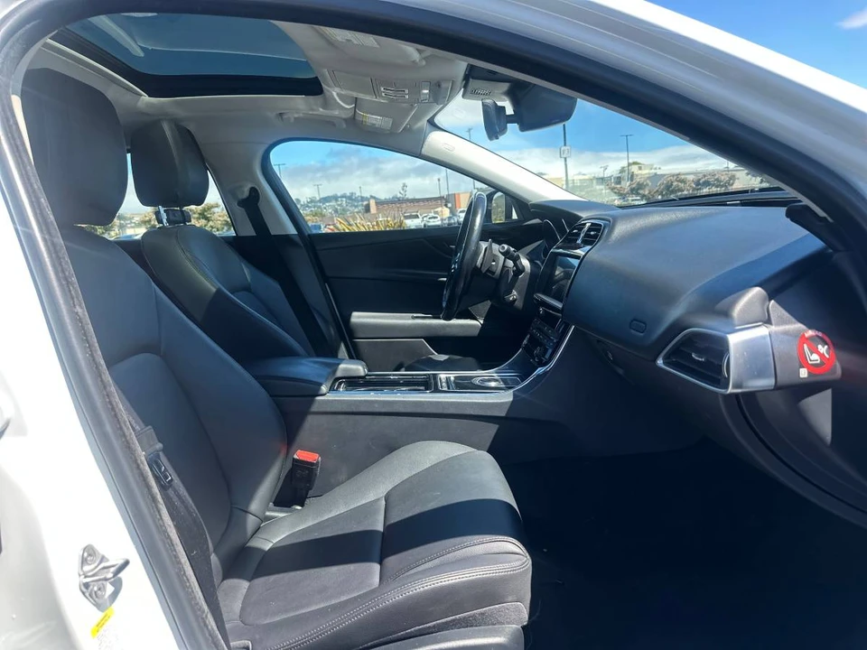 2019 Jaguar XE - Image 6 of 8