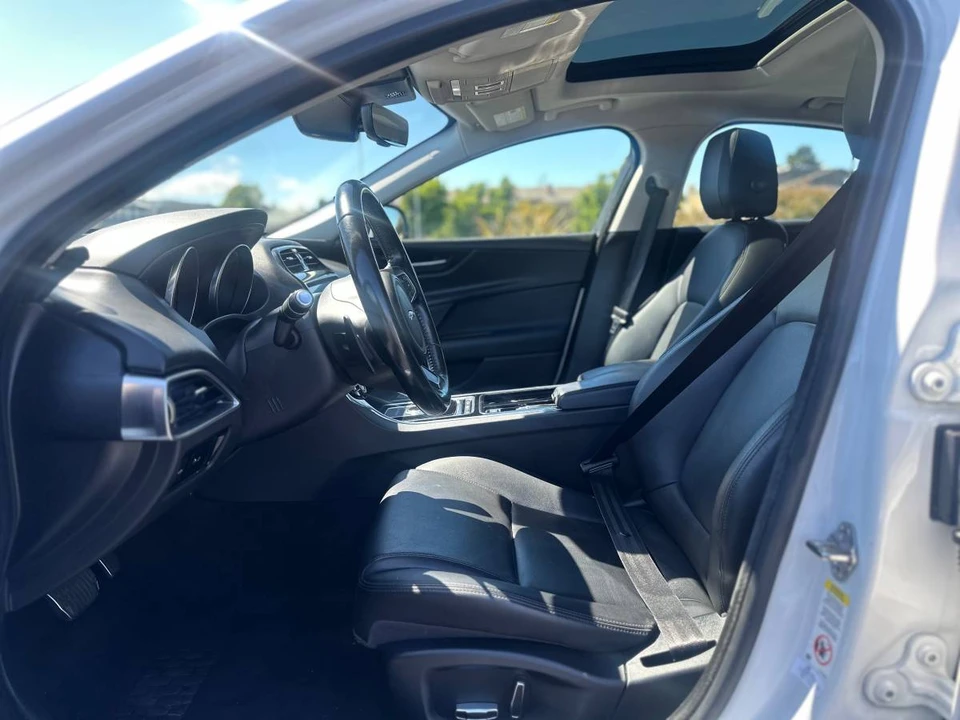 2019 Jaguar XE - Image 5 of 8